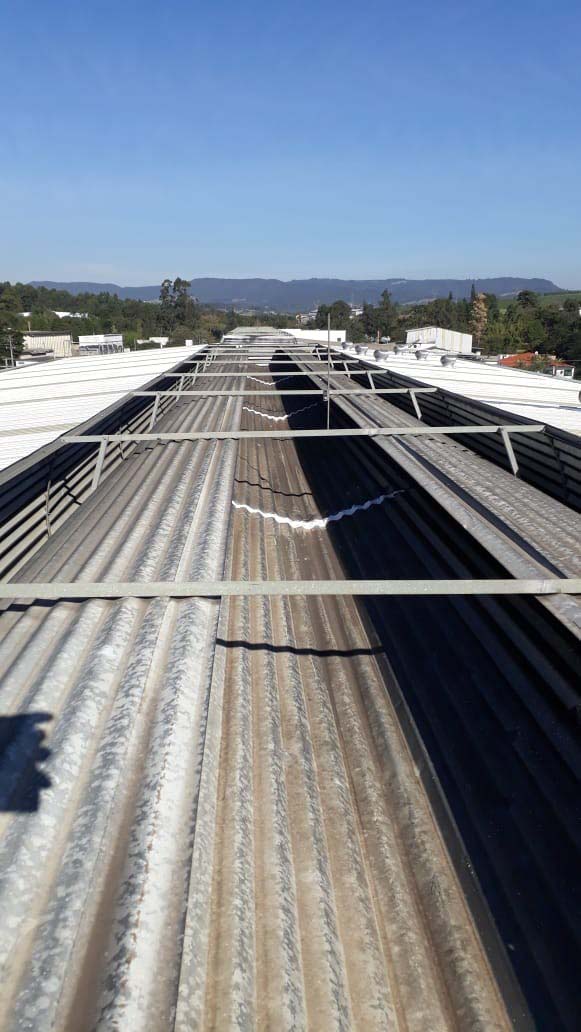 .Conserto de vazamento em telhado industrial.