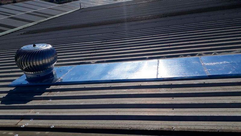 Conserto de vazamento em telhado industrial