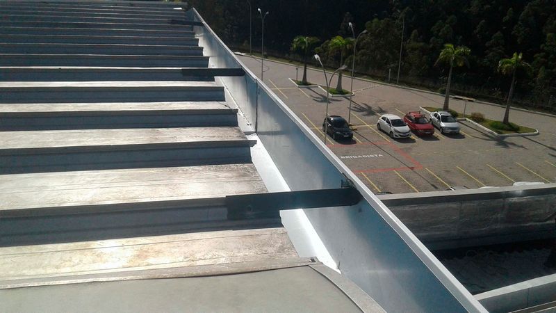 Manutenção de calhas industriais