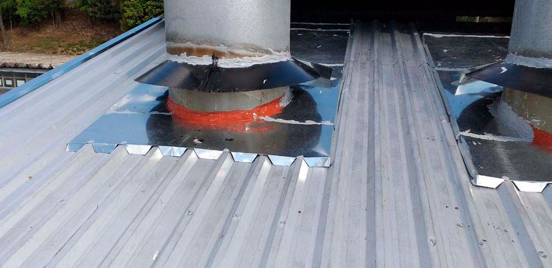 Manutenção de telhado de galpão
