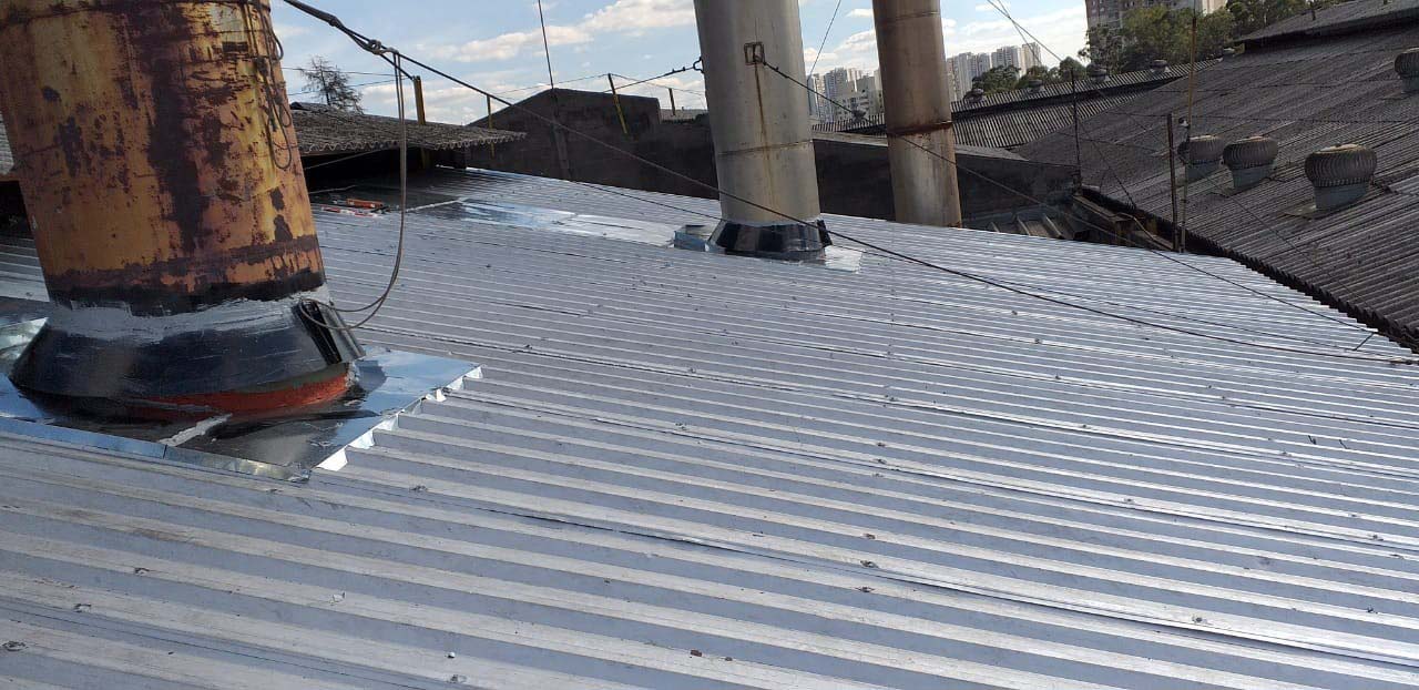.Manutenção de telhado metálico.